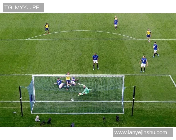 足球新手必看：全面解析入门技巧与实战经验分享