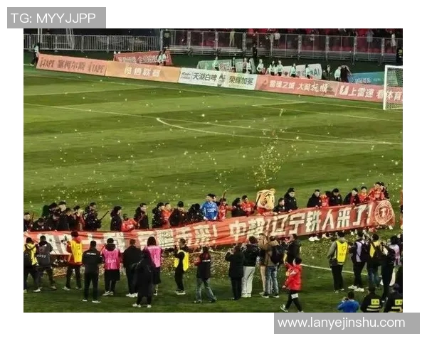 老足球明星重返赛场激情出场秀点燃球迷热情与怀旧情怀