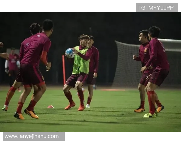 足球巨星背后的奋斗与荣耀那些不为人知的动人故事 足球巨星背后的奋斗与荣耀那些不为人知的动人故事