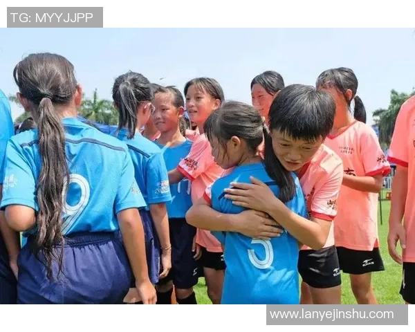 足球明星齐聚厦门激情踢球引发球迷热潮盛况空前